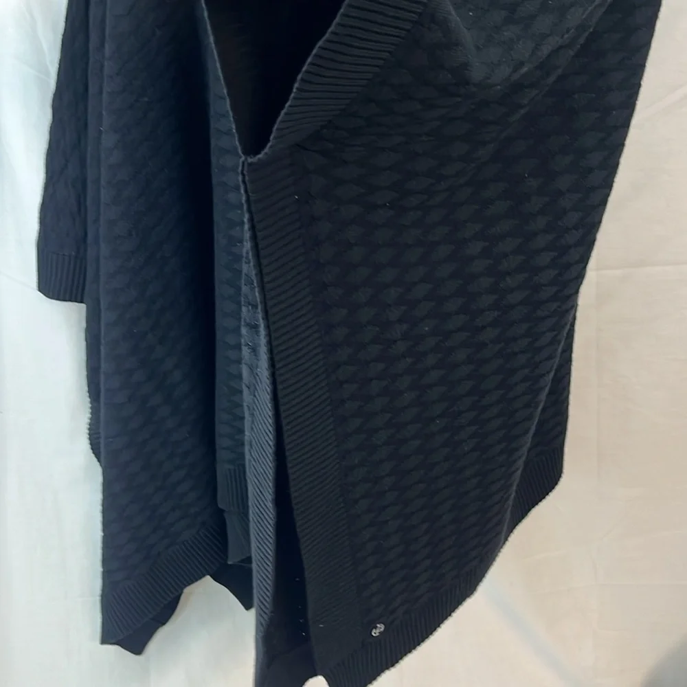 Lululemon Divinity Poncho Scarf Woven, Black, One Size. Chic Workout Coverup